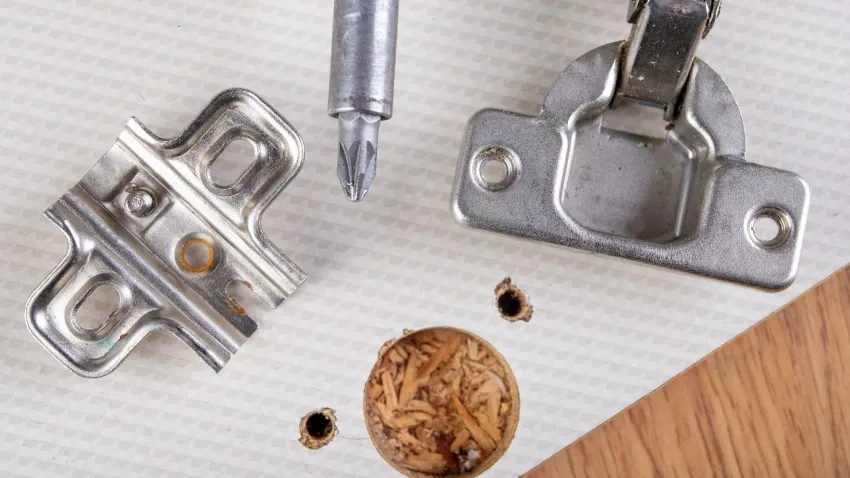 چرا لولاهای کابینت لق می‌شوند؟ + روش حل مشکل