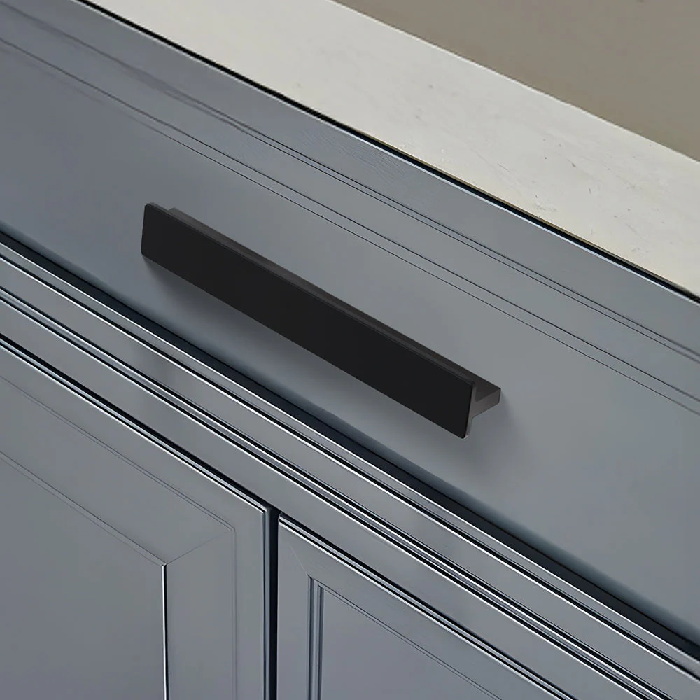 دستگیره مشکی مات روی کشوی خاکستری